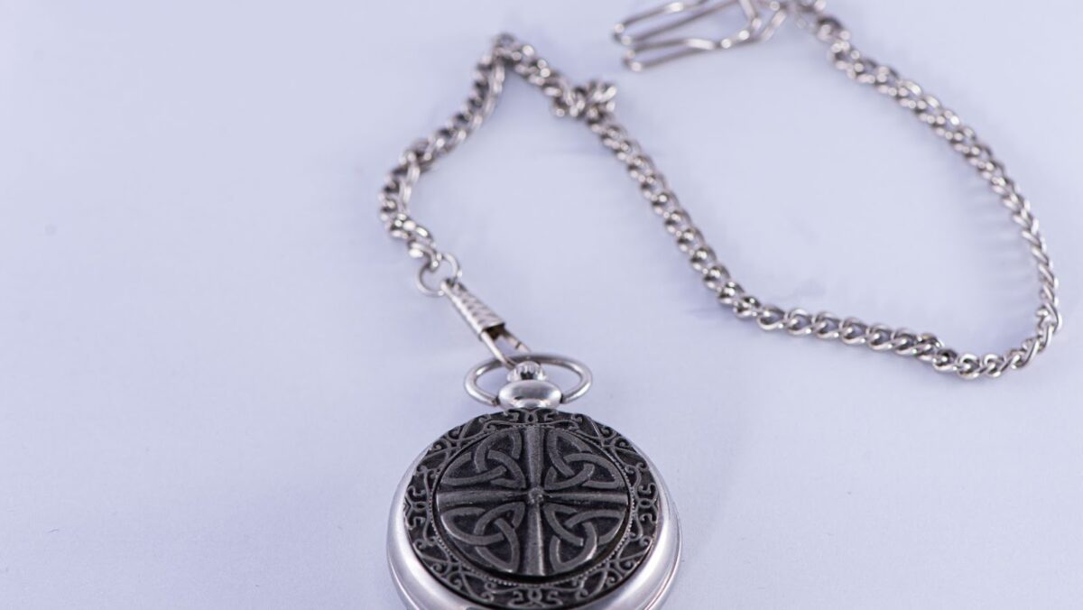 What is a Locket? Everything You Need to Know about this Timeless Accessory